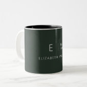 Donkergroen Elegant Modern Minimalistisch Monogram Tweekleurige Koffiemok (Voorkant links)