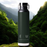 Donkergroen Elegant Modern Minimalistisch Monogram Waterfles<br><div class="desc">Verhoog uw hydratatieroutine met onze Classic Elegant Modern Minimalist Monogram Black Water Bottle. Deze zorgvuldig ontworpen waterfles combineert naadloos tijdloze verfijning met hedendaags minimalisme, waardoor het een stijlvol en functioneel accessoire is voor uw dagelijks leven. Deze waterfles is vervaardigd met precisie en aandacht voor detail en is meer dan alleen...</div>