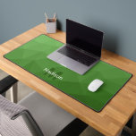 Donkergroen Geometrisch Mesh Patroon monogram Bureaumat<br><div class="desc">Monogram Personaliseer met uw aangepaste initiaal en naam. Unieke coole bureaumat voor zijn kantoor,  kamer,  werk,  man grot,  gameruimte.. Groen verloop geometrisch maaspatroon. Subtiel modern ontwerp Elegante en koele driehoek geometrische mesh gradiënt.</div>