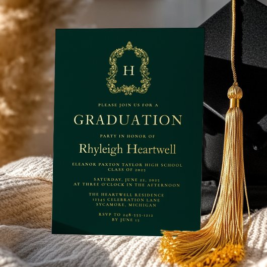 Donkergroen goud Monogram Crest Graduation Party Folie Uitnodiging