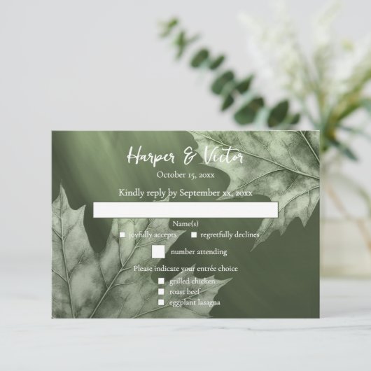 donkergroen mos met esdoornbladeren accent QR-code RSVP Kaartje (Staand voorkant)