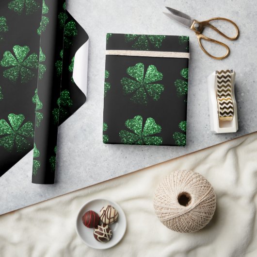 Donkergroen sprankelend Shamrock patroon op zwart Cadeaupapier (Crafts)