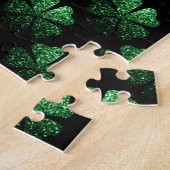 Donkergroen sprankelend Shamrock patroon op zwart Legpuzzel (Zijkant)