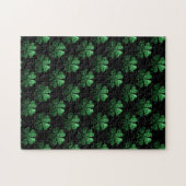 Donkergroen sprankelend Shamrock patroon op zwart Legpuzzel (Horizontaal)