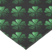 Donkergroen sprankelend Shamrock patroon op zwart Tafelkleed (Gekanteld)