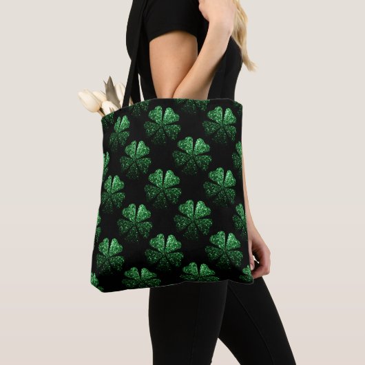 Donkergroen sprankelend Shamrock patroon op zwart Tote Bag (Dichtbij)