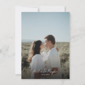 Donkergroen Typografie Script Foto QR Code Bruilof Kaart (Achterkant)