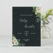 Donkergroene achtergrond met witte bloem bruiloft kaart (Staand voorkant)