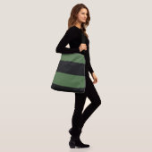 Donkergroene en zwarte eenvoudige extra brede stre crossbody tas (Op model)