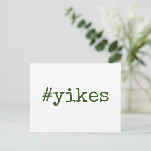 Donkergroene hashtag Yikes Postponed Wedding Briefkaart (Staand voorkant)