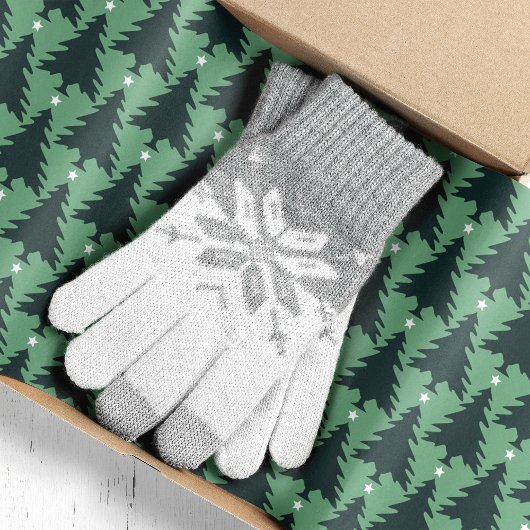 Donkergroene kerstbomen op groen tissuepapier