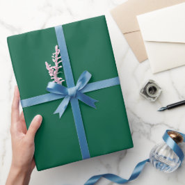 donkergroene map mockup boven een bijpassende  cadeaupapier