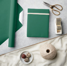 donkergroene map mockup boven een bijpassende  cadeaupapier