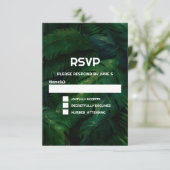 Donkergroene tropische bladeren patroon bruiloft RSVP kaartje (Staand voorkant)