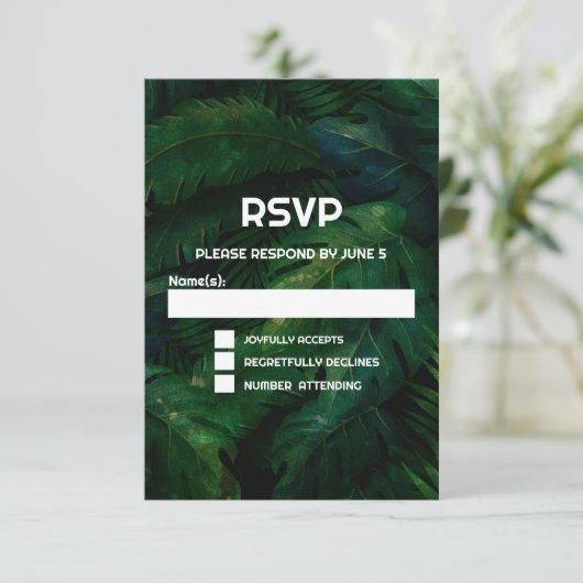 Donkergroene tropische bladeren patroon bruiloft RSVP kaartje (Staand voorkant)