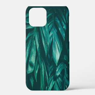 Donkergroene, tropische junglebladeren. iPhone 12 hoesje