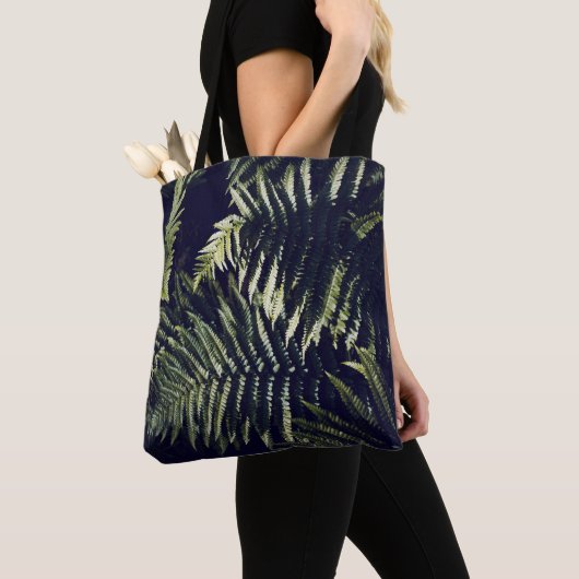Donkergroene varen laat botanisch tote bag (Dichtbij)