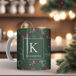 Donkergroene winter Waterverf botanische monogram Koffiemok<br><div class="desc">Elegante kerst Waterverf Botanische Monogram Mok met een takje zacht hedendaags groen van dennen en bessen op een donkergroene bosachtergrond en uw aangepaste Monogram en naam. Neem contact met ons op via cedarandstring@gmail.com als u hulp nodig heeft bij het ontwerp of bijpassende producten.</div>