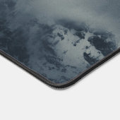 Donkerheid en licht op met sneeuw bedekte bergen bureaumat (Hoek)