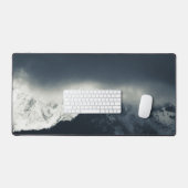 Donkerheid en licht op met sneeuw bedekte bergen bureaumat (Keyboard & Muis)