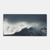 Donkerheid en licht op met sneeuw bedekte bergen bureaumat (Voorkant)