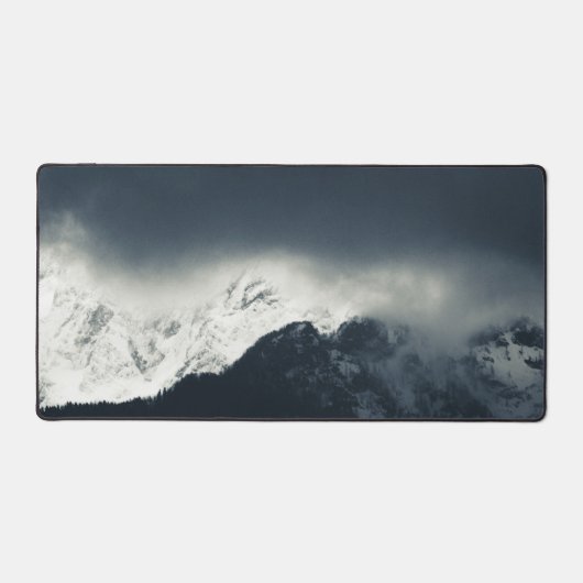 Donkerheid en licht op met sneeuw bedekte bergen bureaumat (Voorkant)