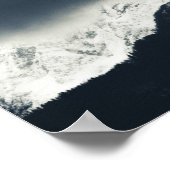 Donkerheid en licht op met sneeuw bedekte bergen poster (Hoek)