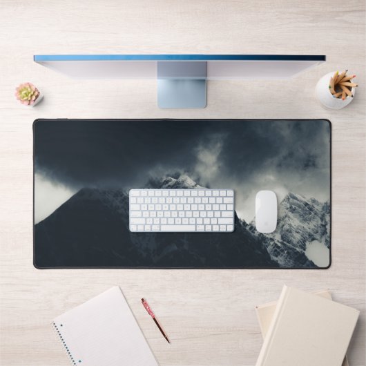 Donkerheid en storm wolken over bergen bureaumat (Kantoor 1)