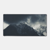 Donkerheid en storm wolken over bergen bureaumat (Voorkant)