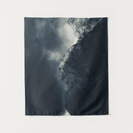 Donkerheid en storm wolken over bergen wandkleed