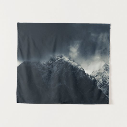 Donkerheid en storm wolken over bergen wandkleed (Voorkant (horizontaal))