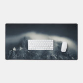 Donkerheid en witte wolken over de bergen bureaumat (Keyboard & Muis)