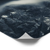 Donkerheid en witte wolken over de bergen poster (Hoek)