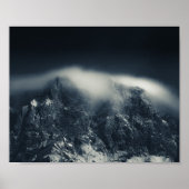 Donkerheid en witte wolken over de bergen poster (Voorkant)
