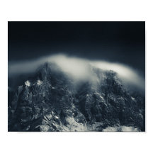 Donkerheid en witte wolken over de bergen