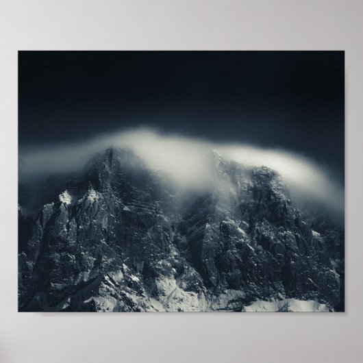 Donkerheid en witte wolken over de bergen poster (Voorkant)