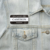 Donkerhoutkorrelwitte naam, titel en bedrijf naamplaatje (In situ)