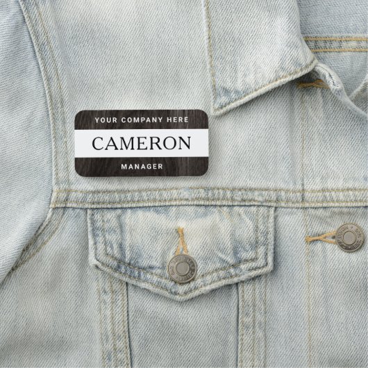 Donkerhoutkorrelwitte naam, titel en bedrijf naamplaatje (In situ)