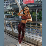 Donkerkerkersrood met een rozen all-over print leggings<br><div class="desc">Geniet van deze schattige praktische leggings met een zwarte, en kersenrode kleur en rozen peuken print over de hele leggings. Ze zijn geweldige voor dagelijkse activiteiten of gymbezoeken, voor joggen en hardlopen. Je vindt een bijpassende string bag in dezelfde kersenrode kleur met rozen op de achtergrond. Er zijn vergelijkbare leggings...</div>
