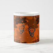 Donkeroranje voedende monarchvlinder paar grote koffiekop (Voorkant)