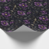 Donkerpaarse bloemen op zwart cadeaupapier (Hoek)
