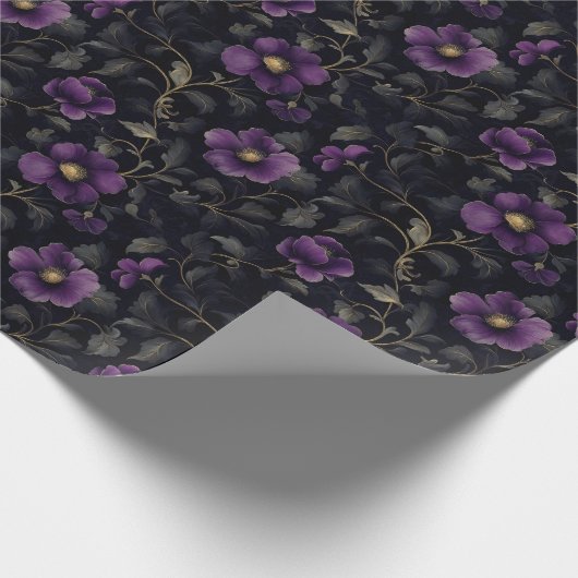 Donkerpaarse bloemen op zwart cadeaupapier (Hoek)