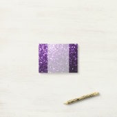 Donkerpaarse namaak glanzende glitter vonken post-it® notes (Op bureau)