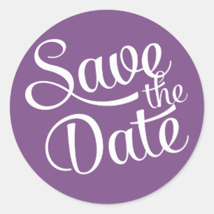 Donkerpaarse witte script save the date ronde sticker