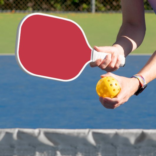 Donkerrode achtergrond pickleball paddle (Insitu)