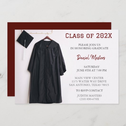 Donkerrode afstudeerfeestmuts en -gewaad uitnodigi kaart (Voorkant / Achterkant)