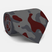 Donkerrode camouflage in grijs stropdas (Opgerold)