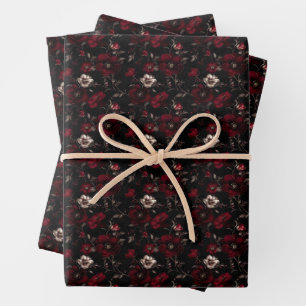 Donkerrode en ivoorkleurige bloemen op zwart inpakpapier vel