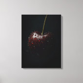 Donkerrode kers met dauwdruppels op zwart canvas afdruk (Voorkant)
