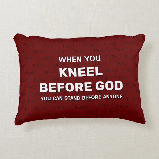 Donkerrode KNEEL VÓÓR GOD Prayer Accent Pillow Kussen (Voorkant)